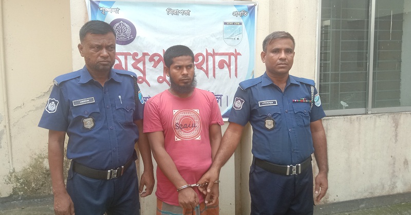 গ্রেফতারকৃত মুয়াজ্জিনের নাম হাফেজ আবু রাশেদ