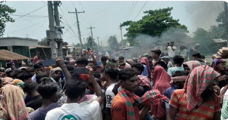 মজুরি বাড়ানোর দাবিতে দৌলতপুরে শ্রমিকদের বিক্ষোভ