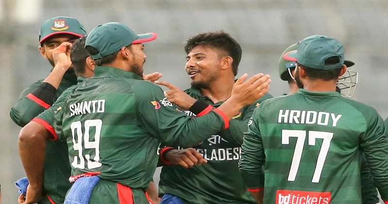 অস্ট্রেলিয়ার বিপক্ষে ব্যাট হাতে ৮৬ রান করার পর বল হাতে উইকেট পাওয়ায় মোসাদ্দেক হোসেনকে ঘিরে বাংলাদেশের খেলোয়াড়দের উচ্ছ্বাস-ইন্টারনেট