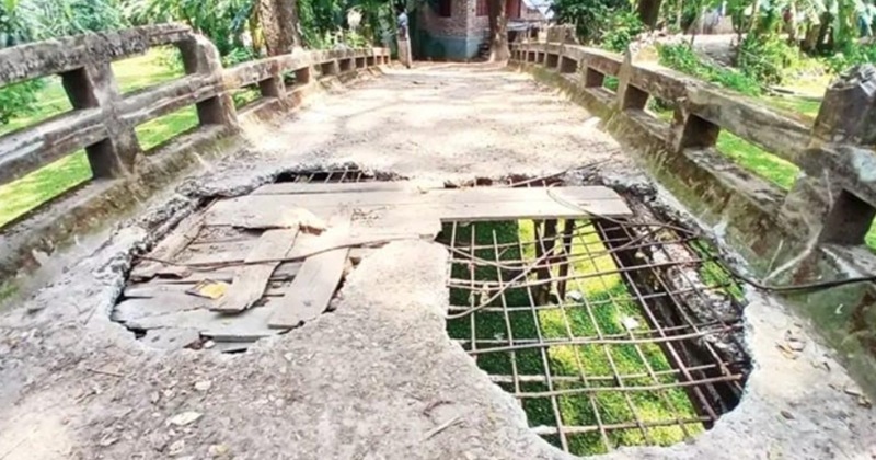 মির্জাগঞ্জে ভাঙা সেতু: ঝুঁকি নিয়ে চলাচল সাত গ্রামের মানুষের