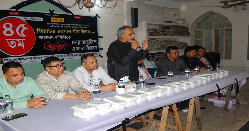 মাদ্রাসার শিক্ষার্থীদের মাঝে খাদ্য বিতরণ কর্মসূচিতে বক্তব্য রাখছেন