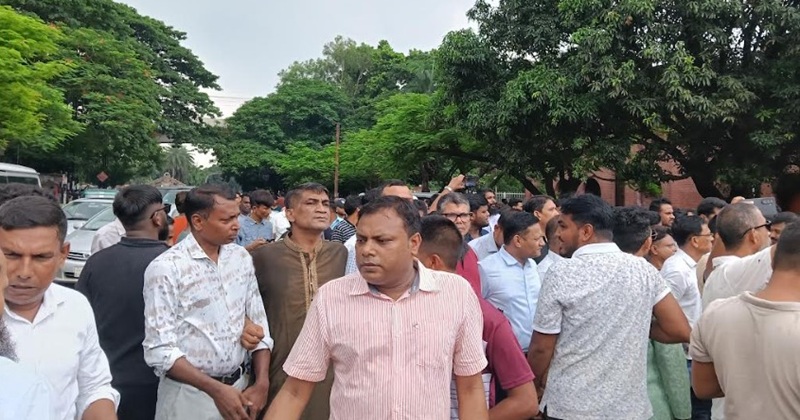 শ্রদ্ধা নিবেদন ঘিরে জিয়া উদ্যানে যুবদল নেতাকর্মীদের ঢল