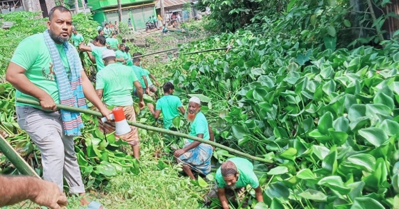 রাজাপুরে স্বেচ্ছাশ্রমে ৪ কিলোমিটার খাল পরিষ্কার করে প্রশংসায় ভাসছেন জাকির খান