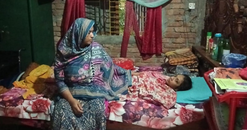 ৯ বছর ধরে বিছানায় বন্দি মুন্নি, হাতের টিউমার অপারেশনে প্রয়োজন ২ লাখ টাকা