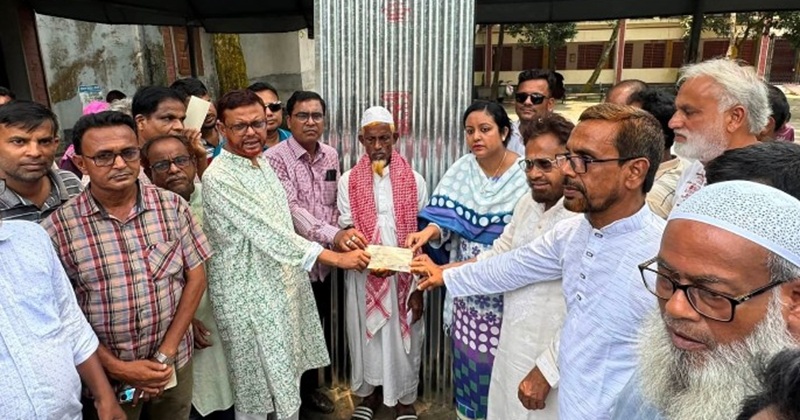 তাড়াশে অসহায় পরিবারের মাঝে নগদ অর্থ ও ঢেউটিন বিতরণ