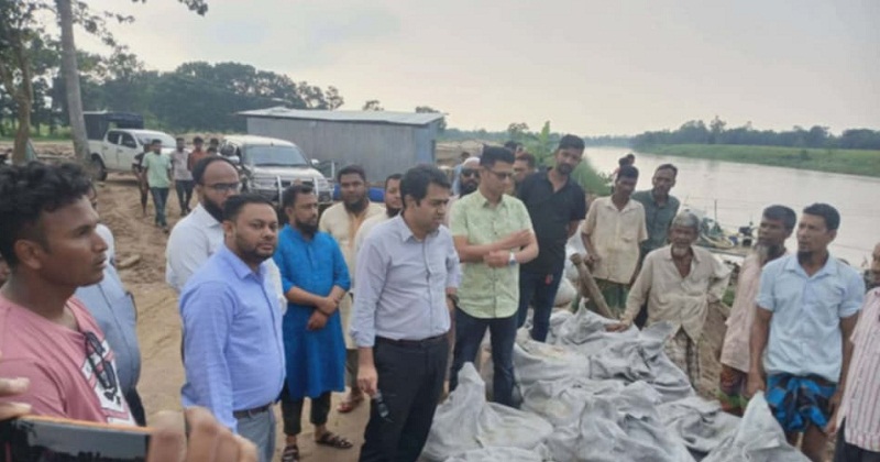 জিও ব্যাগ স্থাপন উদ্বোধন করলেন জেলা প্রশাসক