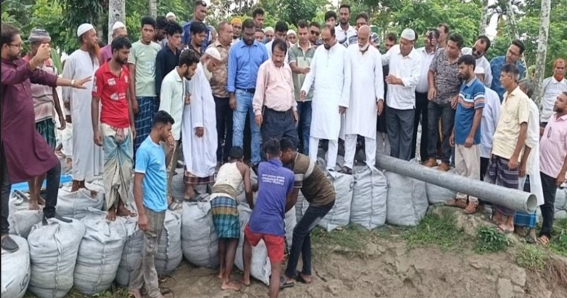 নদী ভাঙন রোধে জিও ব্যাগ ফেলে কাজের উদ্ভোধন করলেন এমপি জামাল