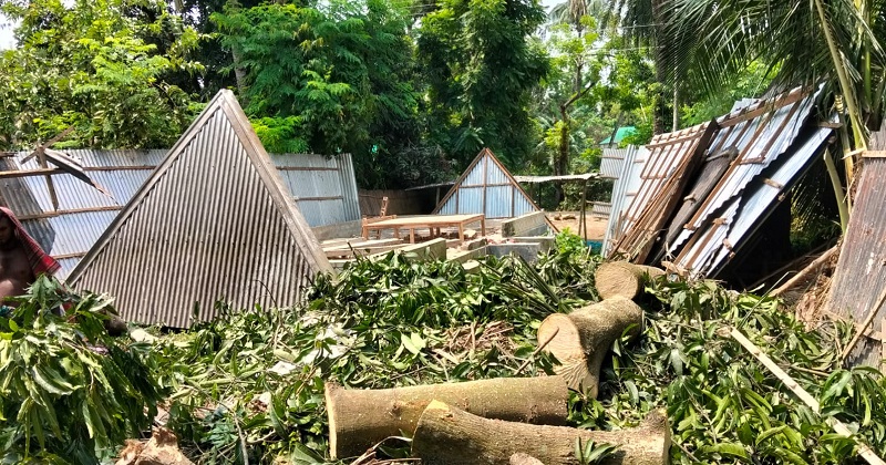 সাঁথিয়ায় বাড়িঘর ভাঙচুর