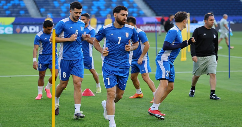 : নিউজিল্যান্ডের বিপক্ষে মাঠে নামার আগে অনুশীলনে ইরানের ফুটবলাররা-ইন্টারনেট