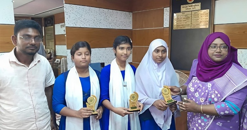 পত্নীতলায় দুর্নীতি বিরোধী বিতর্ক প্রতিযোগিতায় বিজয়ীদের মধ্যে পুরস্কার বিতরণ