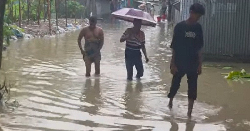 ভারি বর্ষণে আনসার একাডেমি থেকে পল্লী বিদ্যুৎ পর্যন্ত রাস্তা পানির নিচে