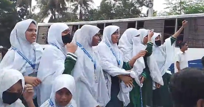 শিক্ষার্থীদের ‘ভিখারী’ বলায় তোলপাড় পাবনা, শিক্ষার্থীদের বিক্ষোভ-অবরোধ