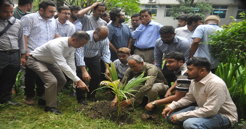 ঢাকা মেডিকেল কলেজে বৃক্ষরোপণ কর্মসূচি পালন