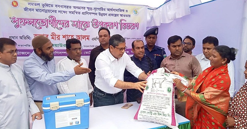 সুবিধাভোগীদের মাঝে বিভিন্ন উপকরণ বিতরণ