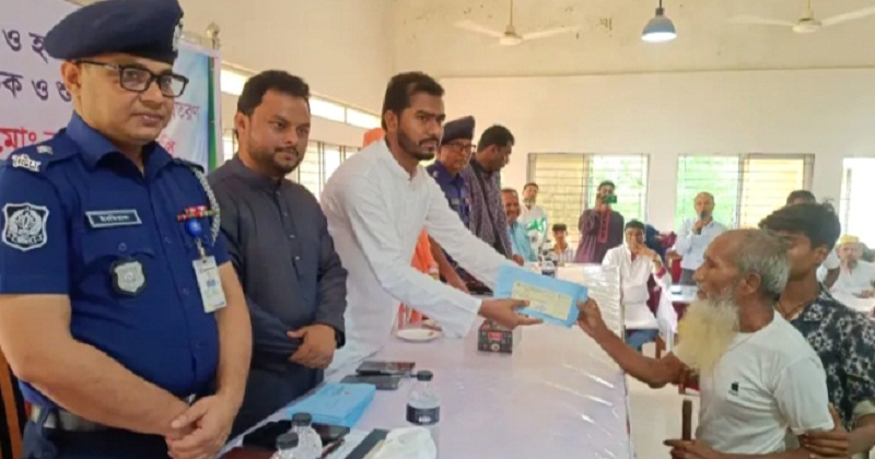চেক বিতরণ