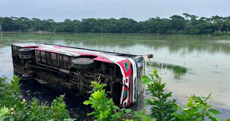 বাউফলে বাস খাদে
