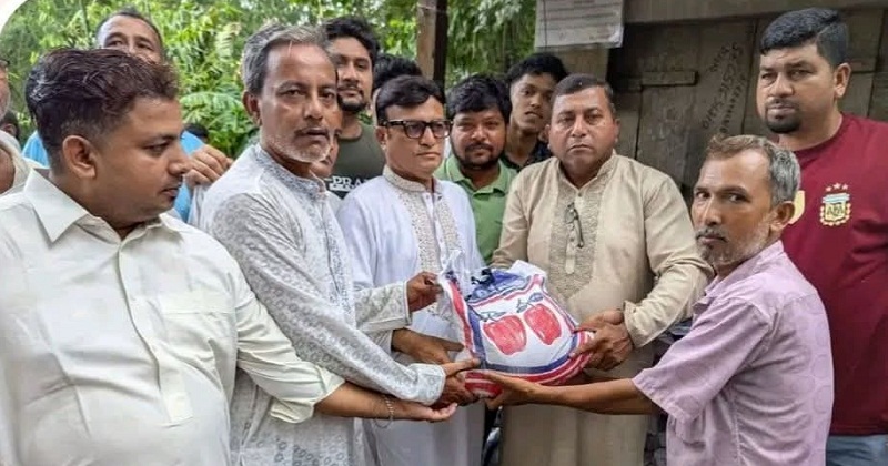 ত্রাণসামগ্রী বিতরণ