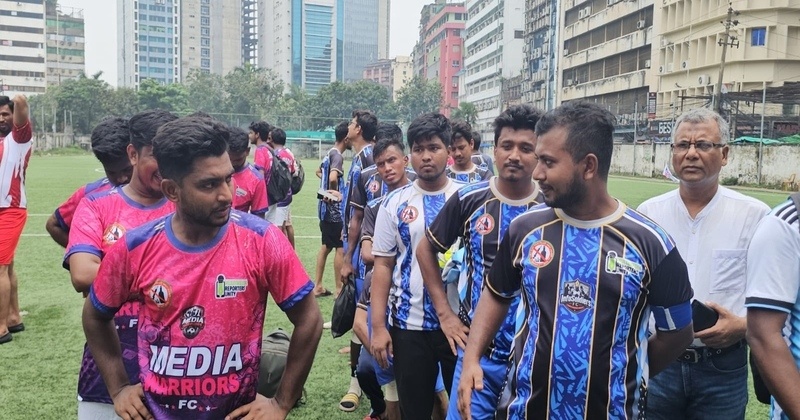 দুই দল- মিডিয়া ওয়ারিয়র্স ও ইনফো সোলজার