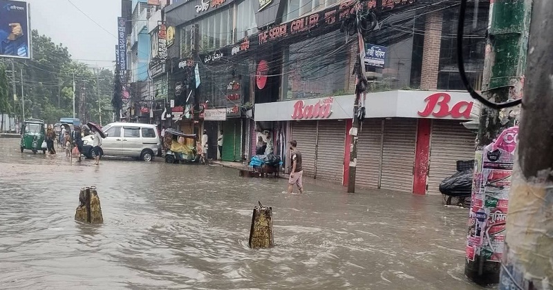 নগরীর বিভিন্ন এলাকায় ভয়াবহ জলাবদ্ধতা