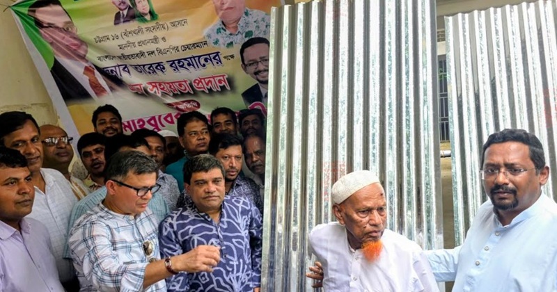বাঁশখালীতে বন্যায় ক্ষতিগ্রস্তদের মাঝে ঢেউটিন বিতরণ করছেন জেলা পরিষদের প্রশাসক শামীম