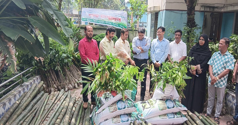 বৃক্ষরোপণের উপকরণ বিতরণ কর্মসূচি