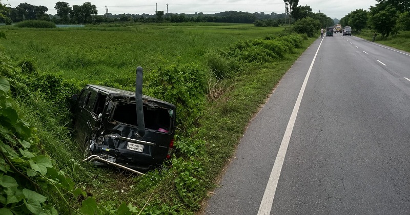 দুর্ঘটনায় পড়া মাইক্রোবাস