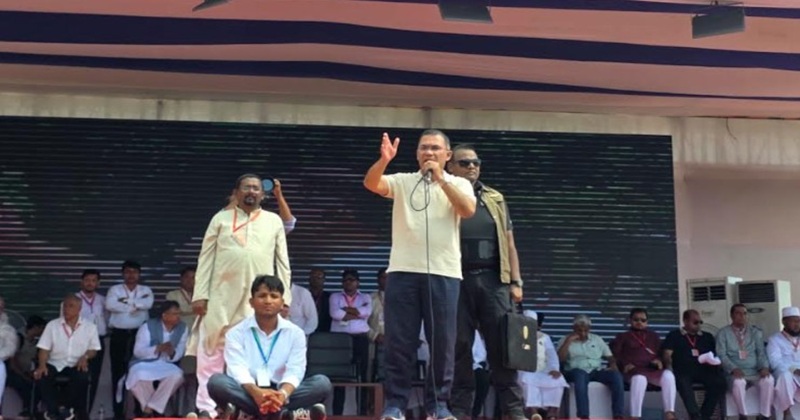 বাঁশখালীতে বন্যায় গৃহহীন পরিবারের মাঝে চাবি হস্তান্তর করছেন প্রধানমন্ত্রী তারেক রহমান।