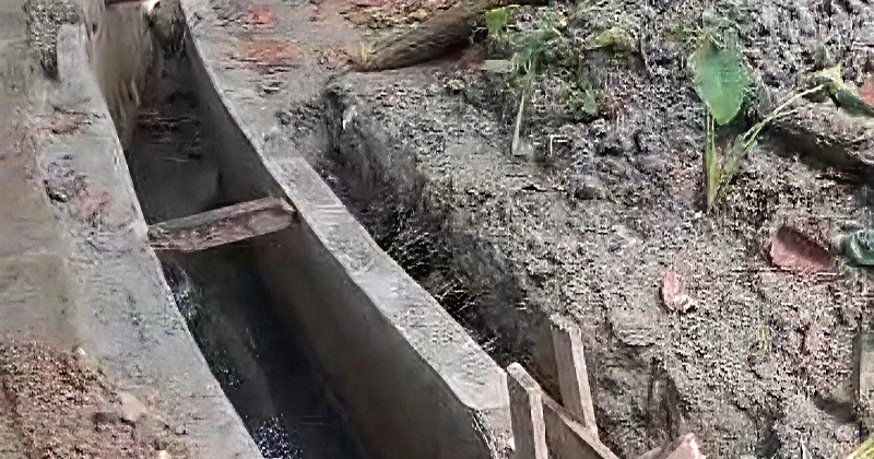 ড্রেনের দেয়ালে ফাটল