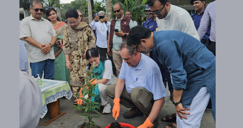 তথ্যমন্ত্রীর বাড়িতে ভাজা ইলিশ-রসমালাইয়ে মুগ্ধ মার্কিন রাষ্ট্রদূত  