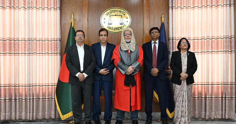 শপথবাক্য পাঠ করিয়েছেন প্রধান বিচারপতি জুবায়ের রহমান চৌধুরী