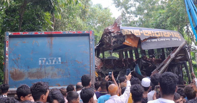 বাস-ট্রাকের মুখোমুখি সংঘর্ষ