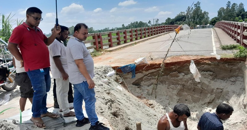 বকশীগঞ্জ- দেওয়ানগঞ্জ সড়কের ঘুঘরাকান্দি ব্রিজের এপ্রোচ মেরামত কাজ শুরু করে বকশীগঞ্জ উপজেলা প্রশাসন