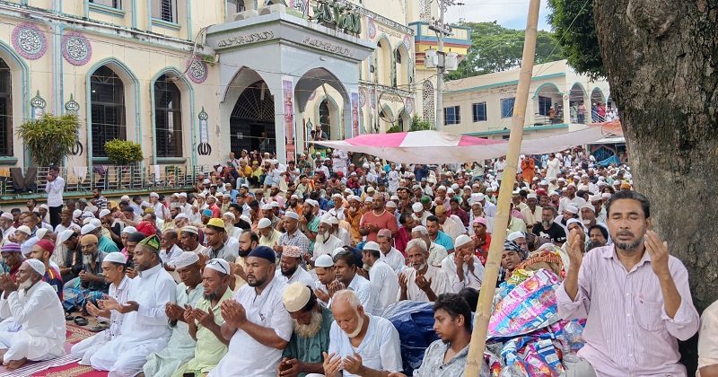 জুম্মায় মুসুল্লিদের ঢল