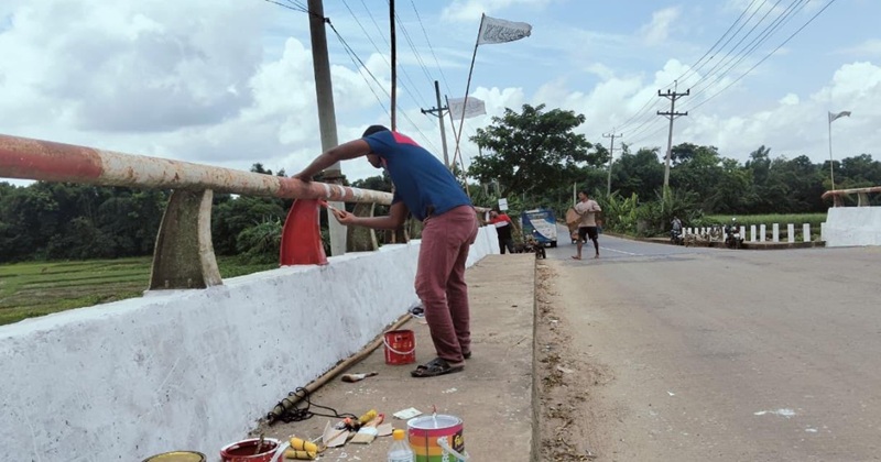 রাজেন্দ্রপুর–কাপাসিয়া–টোক থানার ঘাট সড়কে ব্রিজে রং এর কাজ চলছে