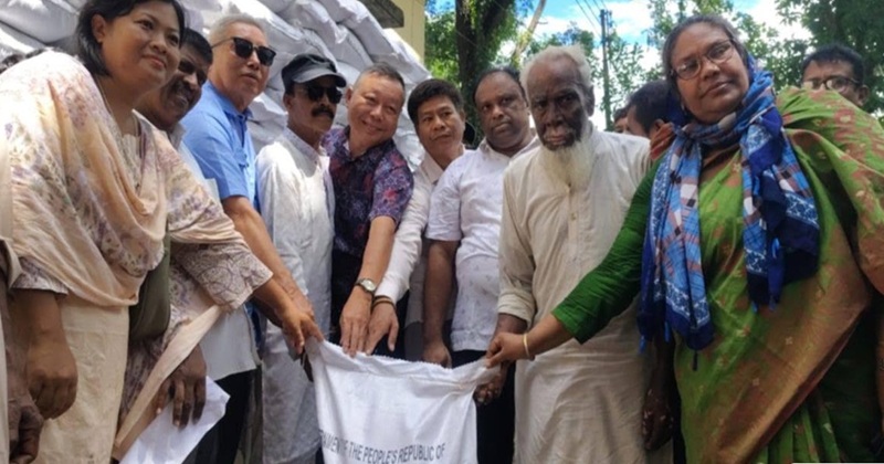 রাজস্থলীতে বন্যা পরবর্তী ক্ষতিগ্রস্ত পরিবারের মাঝে ত্রান সহায়তা প্রদান করছেন রাঙ্গামাটি জেলা পরিষদের চেয়ারম্যান কৃষিবিদ কাজল তালুকদার।