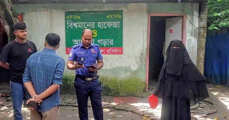 কালকিনি পৌর এলাকার গোপালপুর দারুসসুন্নাহ মহিলা মাদ্রাসায় বোমা বিস্ফোরণের ঘটনা ঘটেছে