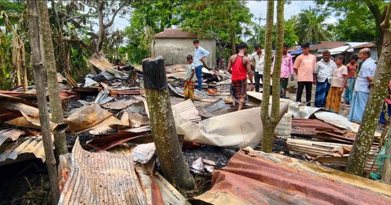 সুবর্নচরে আগুনে পুড়ে ৪টি দোকান ভস্মীভূত