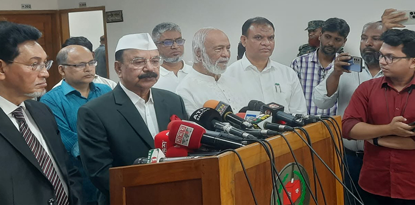 বক্তব্য রাখছেন গয়েশ্বর চন্দ্র রায়