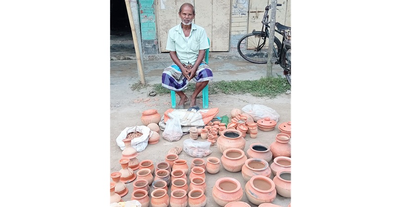 রাজারহাটে বাপ-দাদার রেখে যাওয়া ঐতিহ্য কুমারশিল্প আঁকড়ে ধরে আছেন ভোজেন পাল।