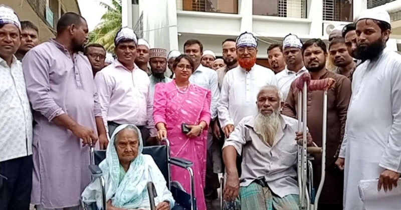 সাদুল্লাপুর উপজেলা প্রশাসনের সহায়তায় বয়স্ক ও প্রতিবন্ধী নারী-পুরুষের মাঝে হুইলচেয়ার বিতরণ