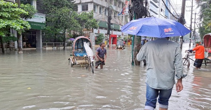 টানা ভারী বৃষ্টিতে চট্টগ্রাম নগরীর বিভিন্ন এলাকায় ব্যাপক জলাবদ্ধতা সৃষ্টি