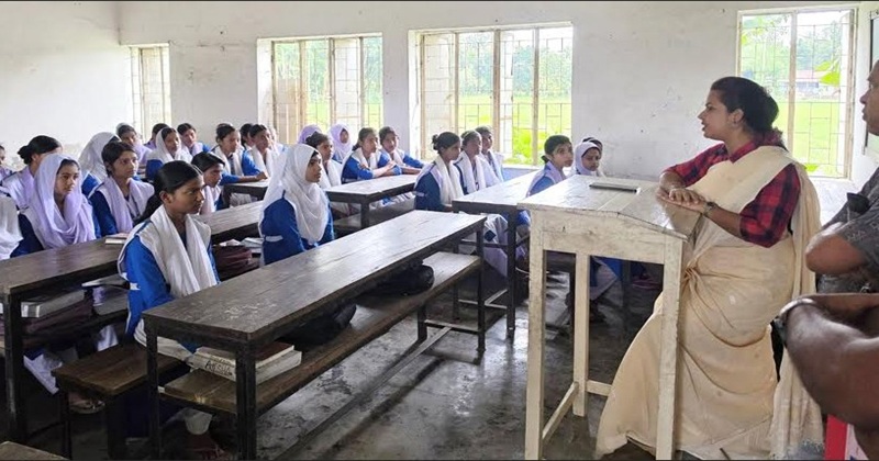 ধনবাড়ীতে বিদ্যালয় পরিদর্শনে গিয়ে শিক্ষার্থীদের পাঠদান করলেন উপজেলা নির্বাহী কর্মকর্তা মিজ্ নূরজাহান আক্তার সাথী