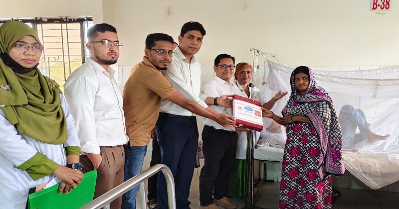 ডেঙ্গু রোগীদের মশারি বিতরণ
