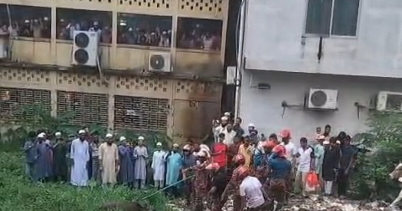 ডোবায় আটকে পড়া গরু