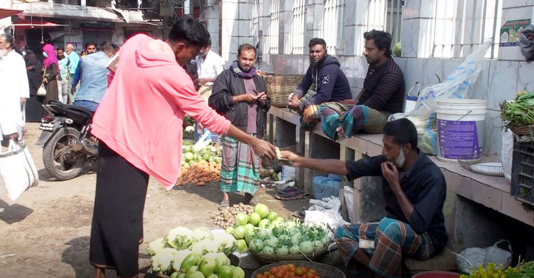 জায়গা না থাকায় রাস্তায় বসছে কাঁচাবাজার