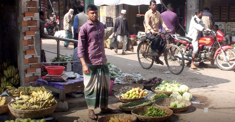 জায়গা না থাকায় রাস্তায় বসছে কাঁচাবাজার