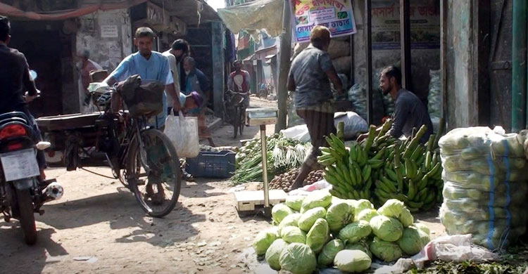 জায়গা না থাকায় রাস্তায় বসছে কাঁচাবাজার