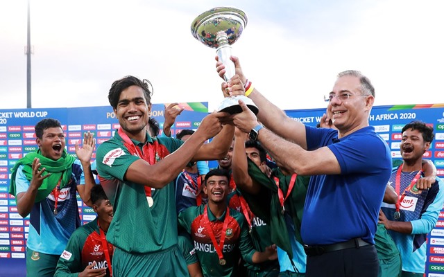 অধিনায়কের ট্রফি গ্রহণ
