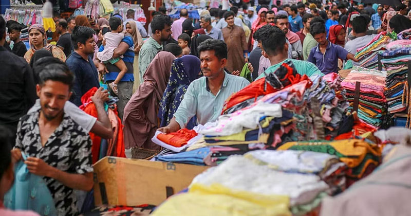 পছন্দের কাপড় কিনতে ছুটছেন ক্রেতারা