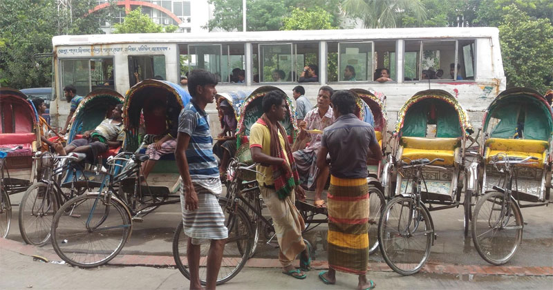 ভাড়া না পেয়ে অলস সময় কাটাচ্ছেন রিকশা চালকরা